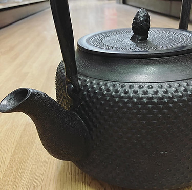 alt="青梅市の中屋金物店で販売している南部鉄器のやかん"
