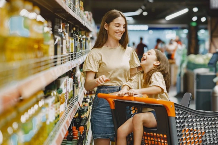 familia-no-supermercado-mulher-em-uma-camiseta-marrom-as-pessoas-escolhem-produtos-mae-com
