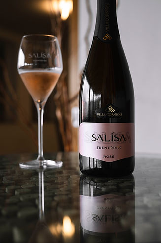 trentodoc valle di cembra dolomiti trento doc montagna salisa bollicina spumante metodo classico wine women champagne perlage vulcania vignaioli calcare gesso viticoltura eroica salisa dolomiti cantina villa corniole spumanti trentino nature pas dose riserva dosaggio zero extra brut millesimato metodo classico pjnot nero pinot noir chardonnay pinot pianco millesimato selezione riserva zero sorelle donne del vino famiglia