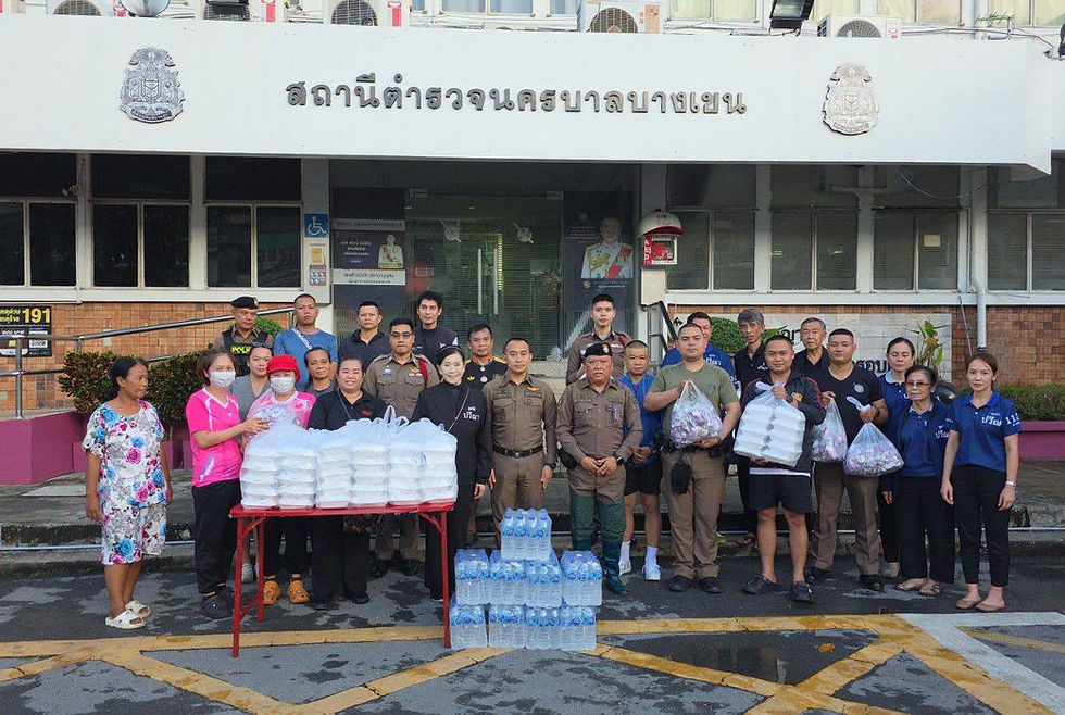 มูลนิธิปวีณาหงสกุลเพื่อเด็กและสตรี ลงพื้นที่นำข้าวกล่องปรุงสุกใหม่ ขนม และน้ำดื่ม ไปมอบให้กับข้าราชการตำรวจ สน.บางเขน และชาวบ้านชุมชนวัดบางบัว