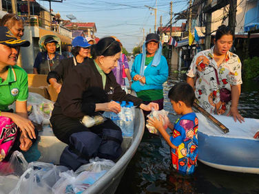 มูลนิธิปวีณาฯ ผนึกกำลัง มูลนิธิธรรมนัส ลงพื้นที่ลุยน้ำท่วมย่านลำลูกกา ปทุมธานี