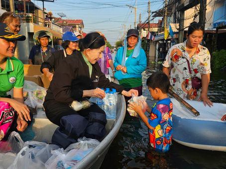 มูลนิธิปวีณาฯ ผนึกกำลัง มูลนิธิธรรมนัส ลงพื้นที่ลุยน้ำท่วมย่านลำลูกกา ปทุมธานี