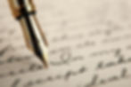 Stylo plume écrivant sur du papier