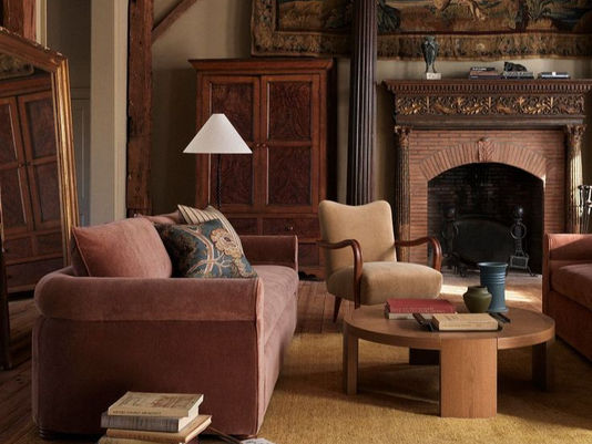 6 Elements That Define the Moody Vintage Aesthetic