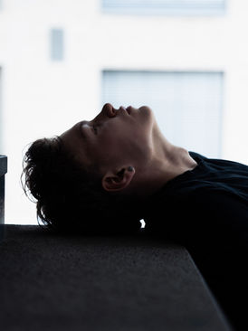 Blick über Schulter eines Models mit City-Hintergrund