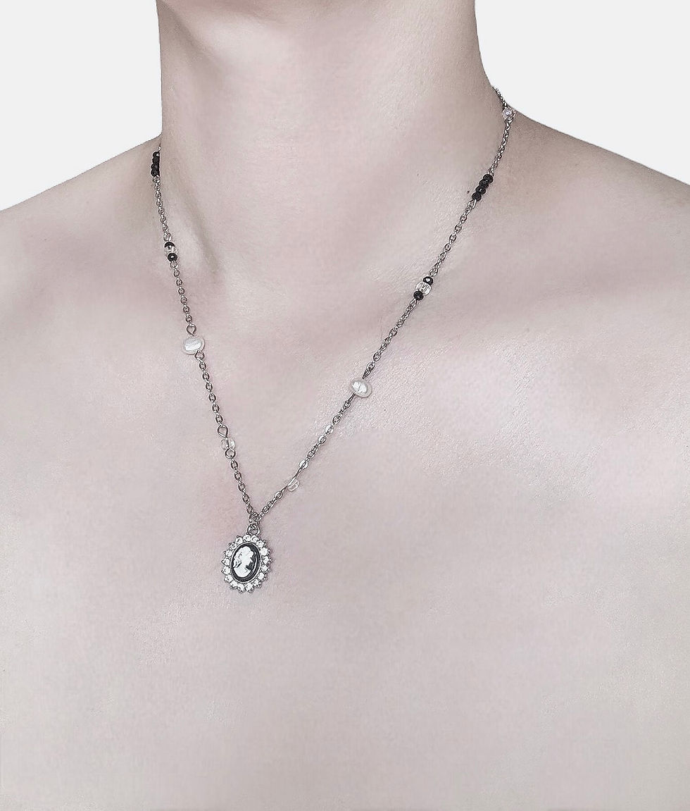 Miniaturbild: The Cameo and Pearl Necklace