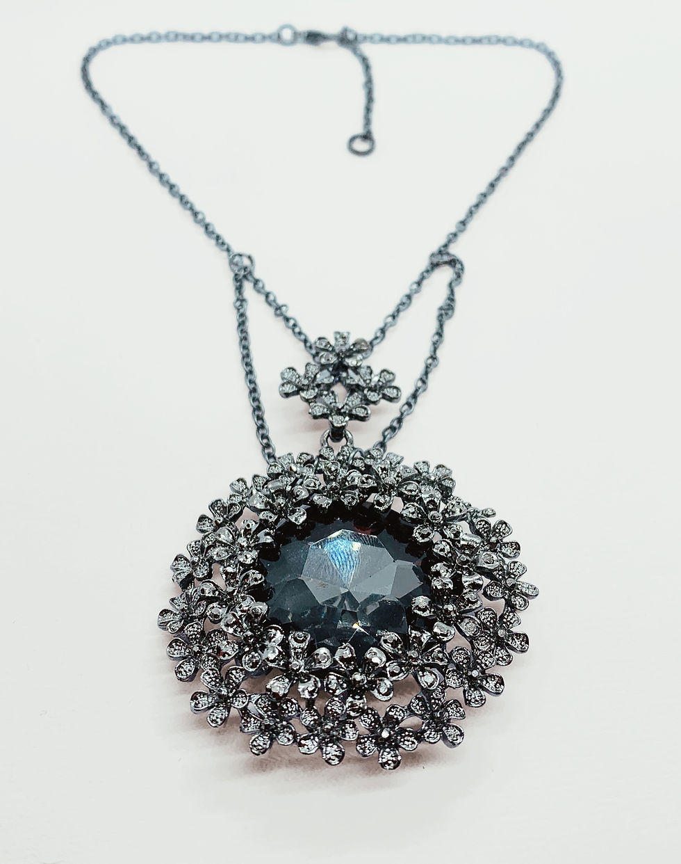 Miniature : Darkness Floral Pendant Choker