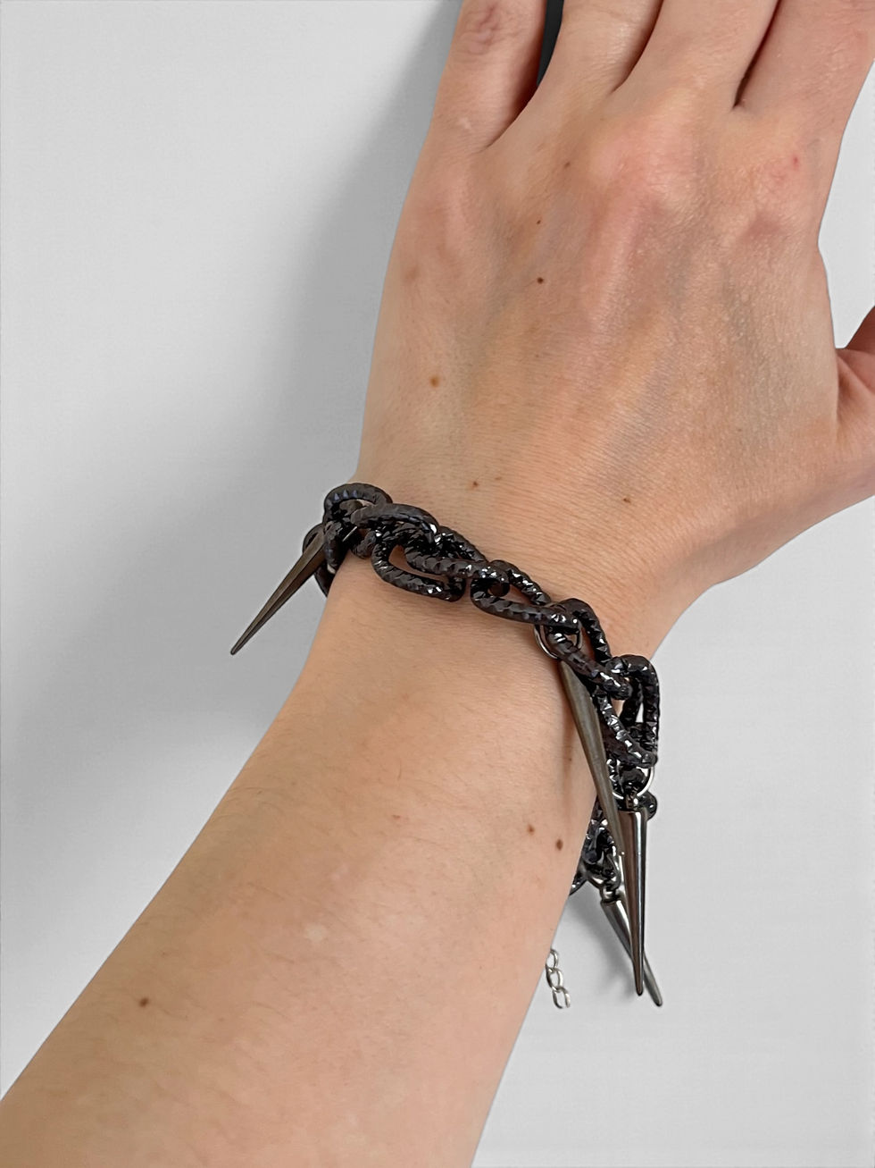 Thumbnail: Voidfang Spike Bracelet