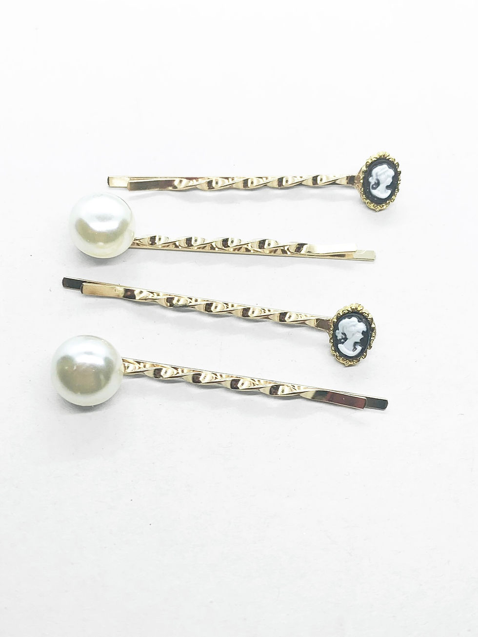 Miniature : Cameo and Pearl Hair Slides