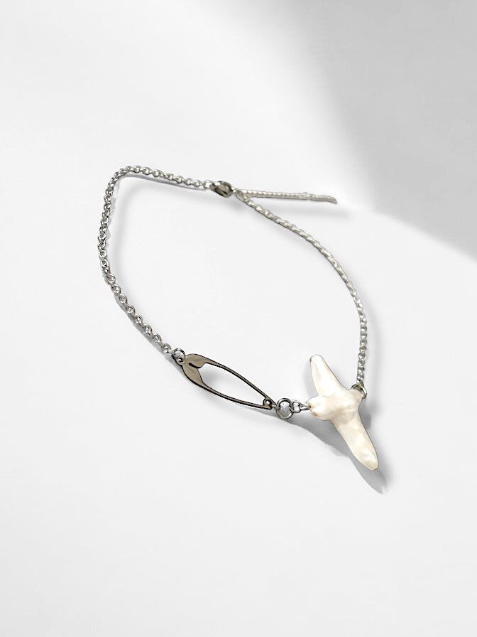 Miniatyrbild: The Sacred Spark Pearl & Safety Pin Choker