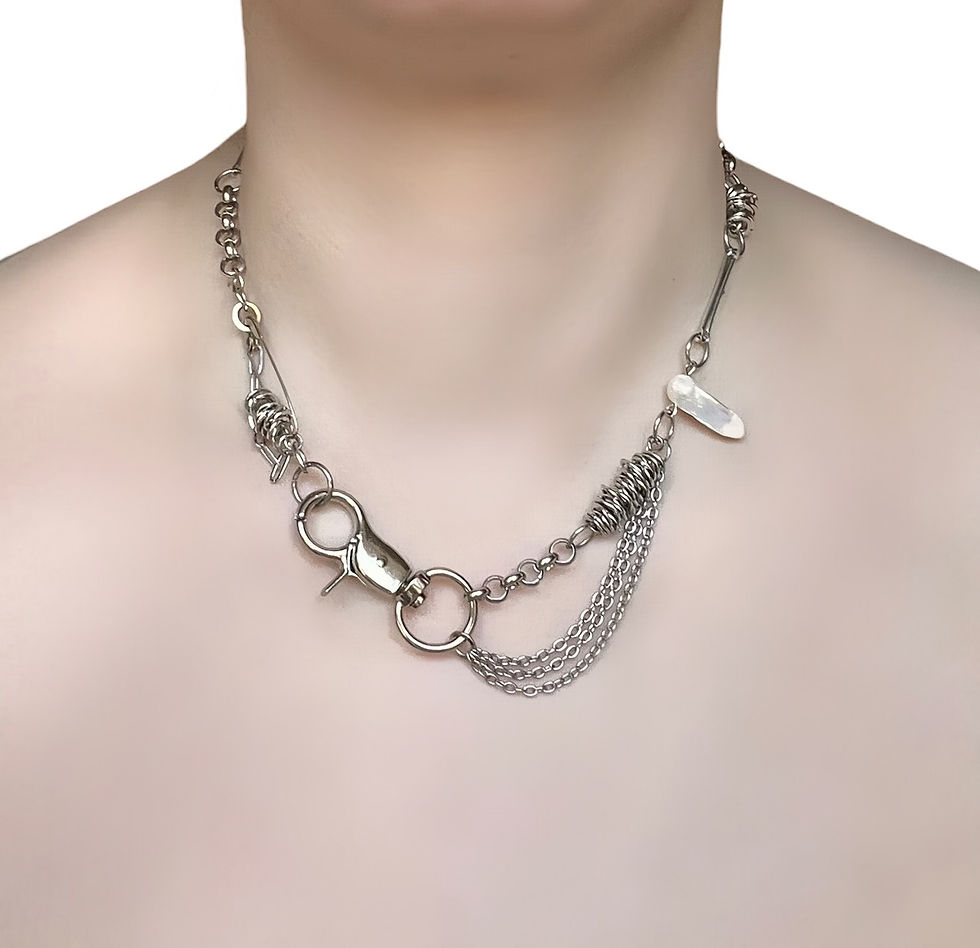 Miniaturbild: The Ivory Drift Fishtail Talisman Necklace