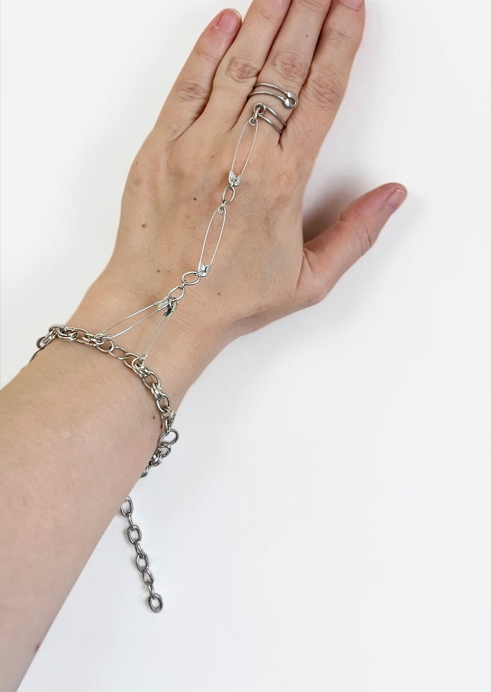 Miniatyrbild: Vowlink Safety Pin Hand Chain