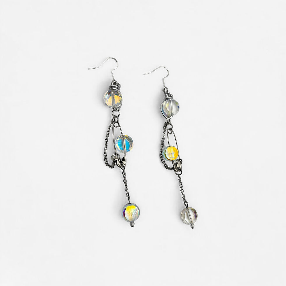 Miniaturbild: The Crystal & Safety Pin Drop Earrings