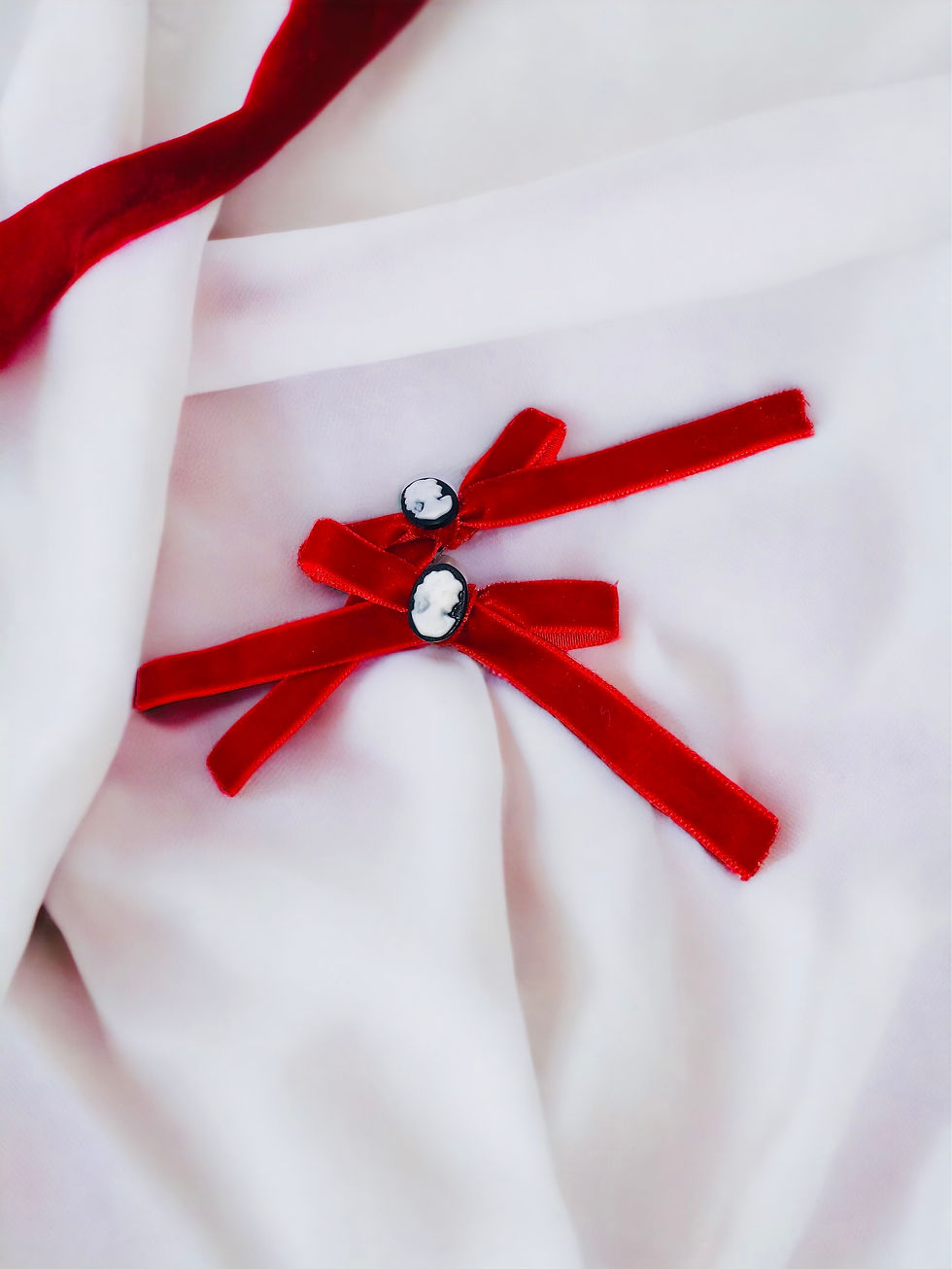Miniatura: Red Velvet Cameo Bow Hair Clips