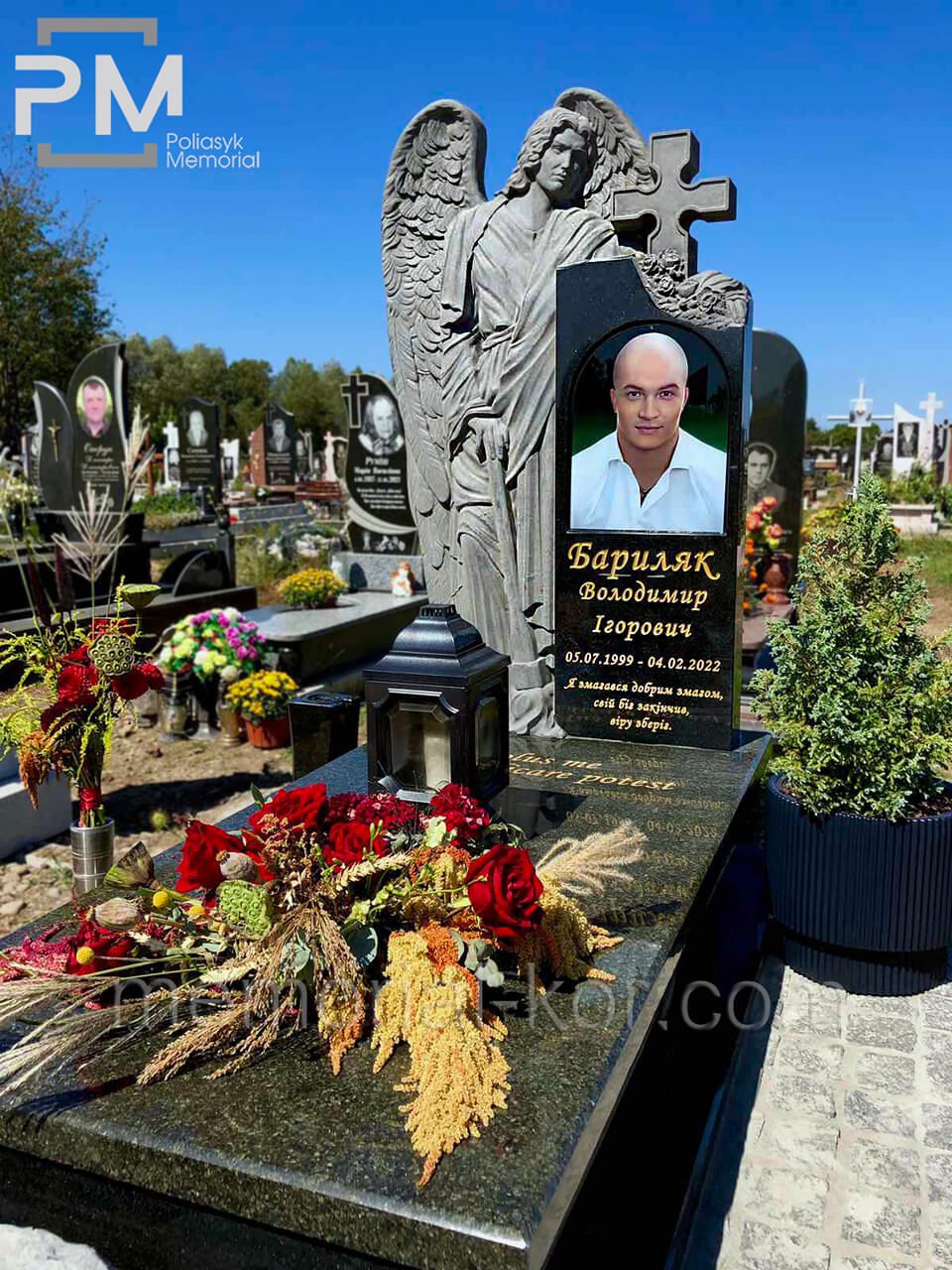 Прев'ю: пам'ятники ЧПУ із граніту купити на могилу