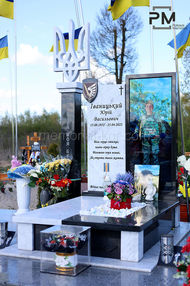 купить памятник на могилу Черняхов