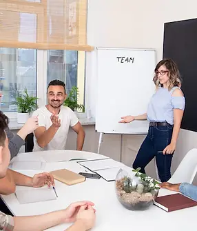 grupo-personas-internacionales-viendo-presentacion-discusion-equipo-sala-reuniones-mesa-re