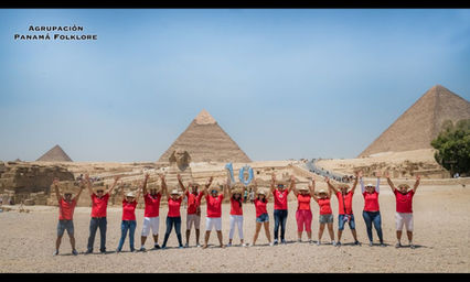 Agrupación Panamá Folklore con Sombrero Pintao frente a la Gran Esfinge de Giza y las Pirámides celebran su aniversario 10.
