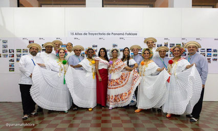 Agrupación Panamá Folklore celebrando su trayectoria de 15 años con una exposición fotográfica.