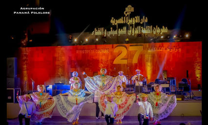 Bailarines de Panamá Folklore con trajes típicos en el escenario del Festival de la Ciudadela, El Cairo, Egipto.