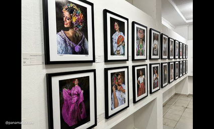 Exposición de una muestra de los trajes folklóricos panameños.