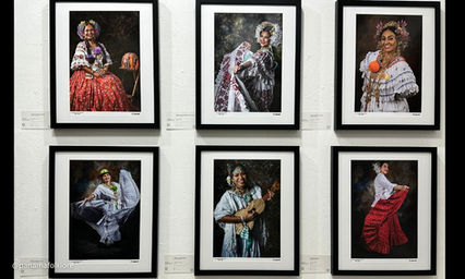 Acercamiento a retratos fotográficos de mujeres vistiendo polleras de gala en la exposición.