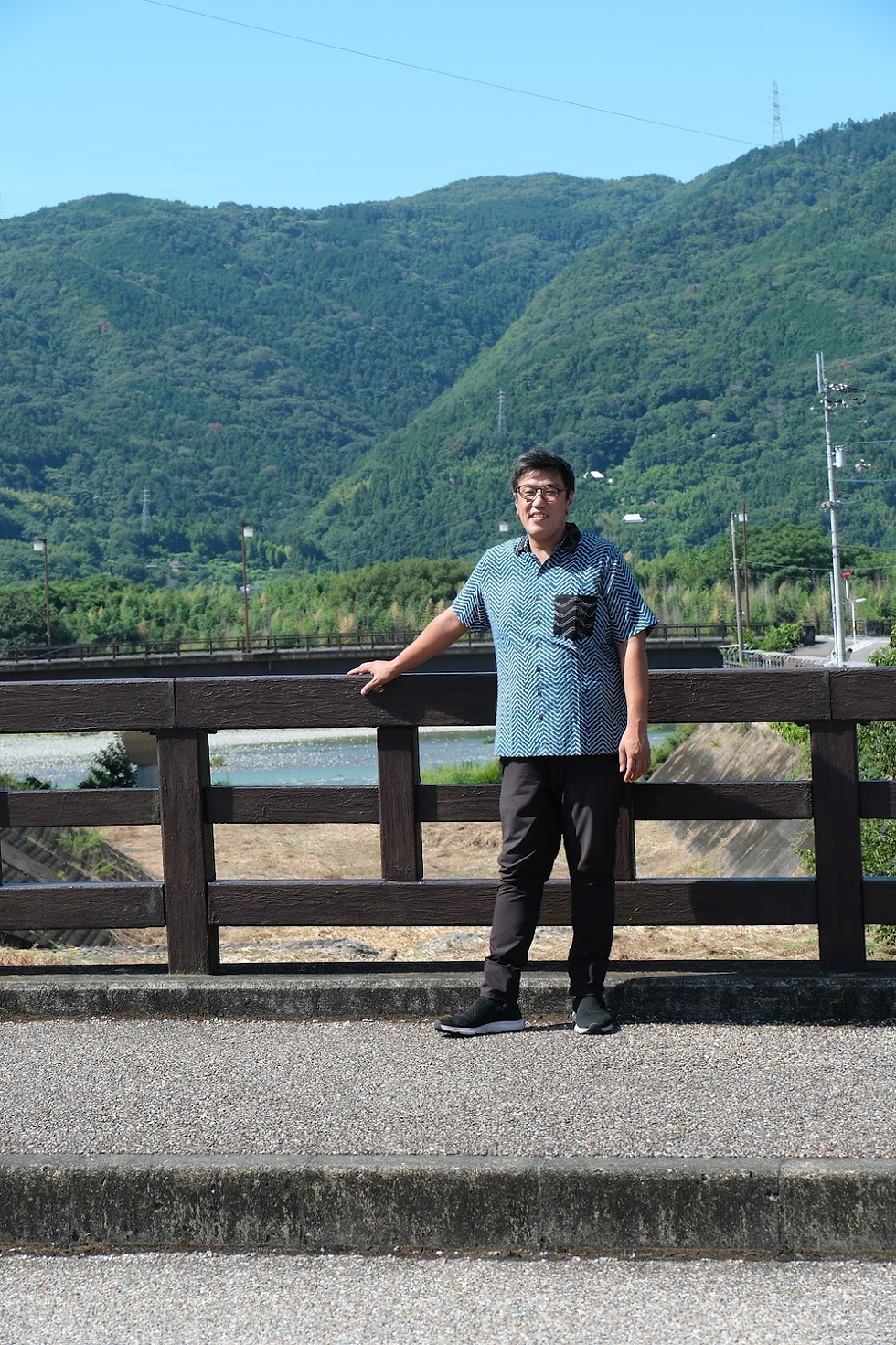 ▲すぎかわ工場長はXXLサイズを着用。すっきり見えますね!💙