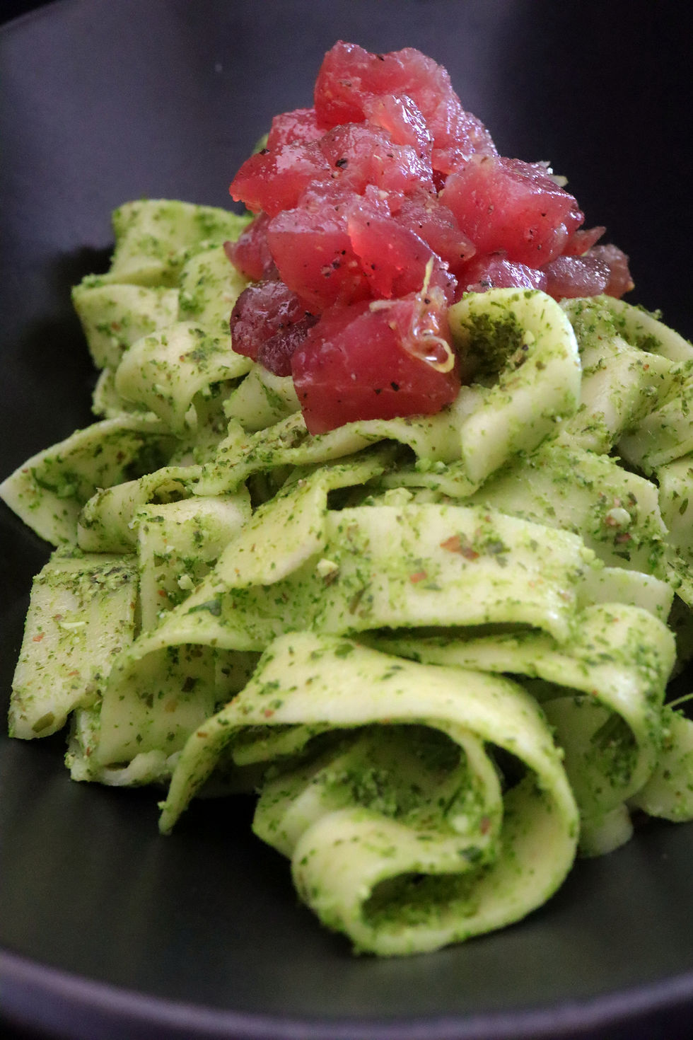 Tagliatelle mit Rucola-Pesto und Thunfisch-Tatar