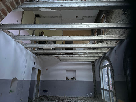 Demolizione del soffitto della reception.