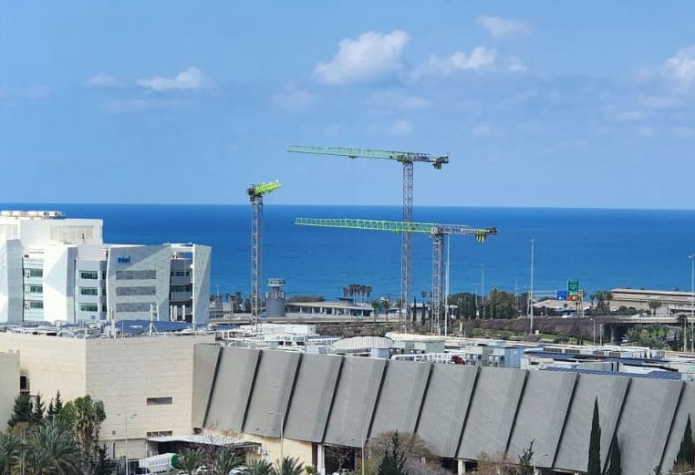 מתחם מרכז הפיתוח של אינטל, מנופי בנייה. צילום פרטי.