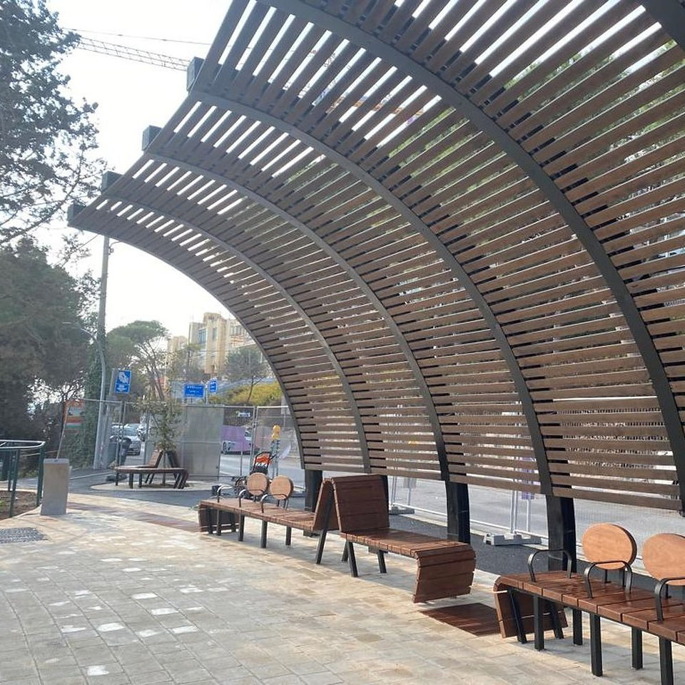 רחבת הכניסה לרובע המדרגות ברחוב יפה נוף. קרידט תכנון: שר-שמואלי. ביצוע: יפה נוף 