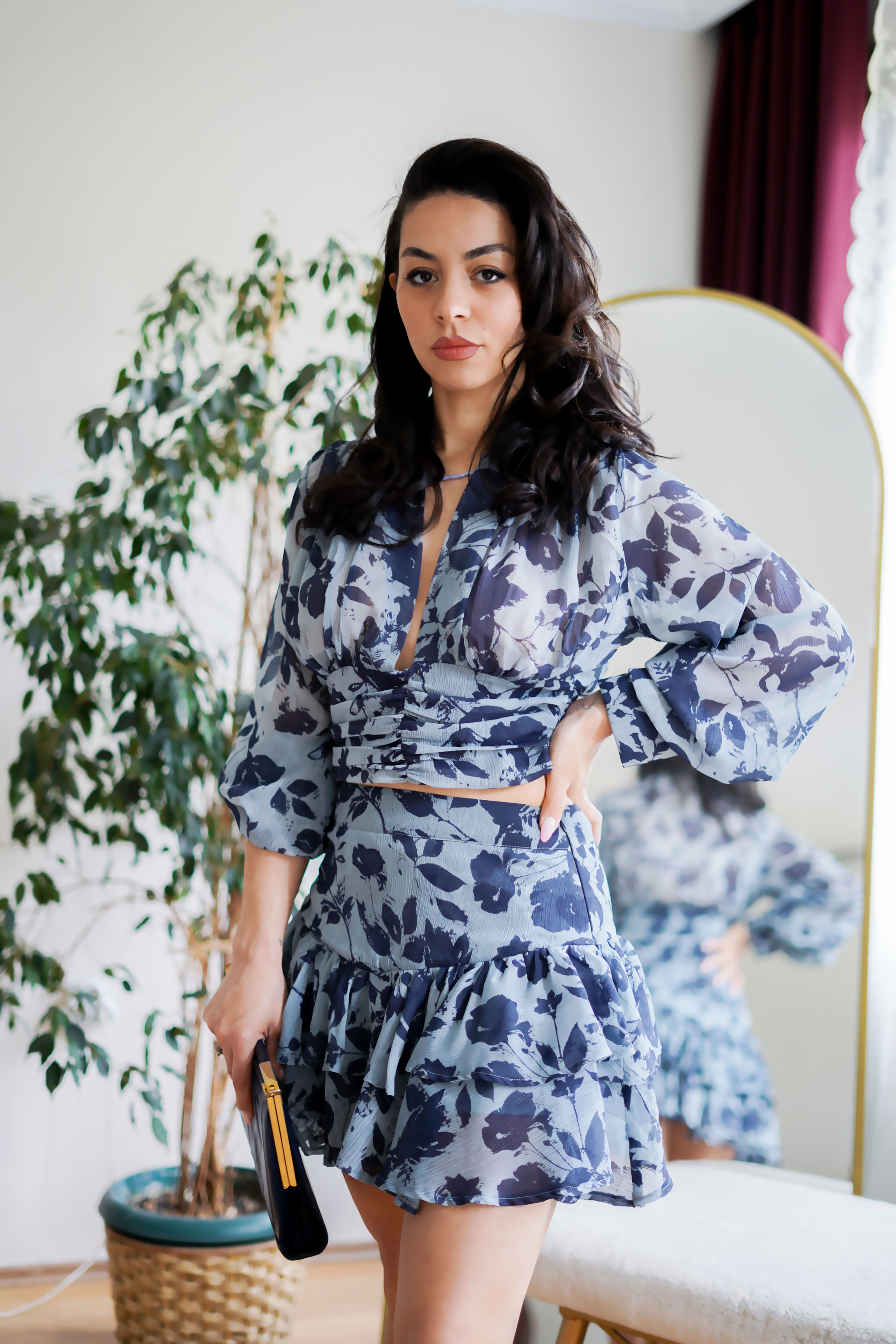 Lacivert çiçek desenli crop şifon bluz ve uyumlu fırfırlı etekle hazırlanmış feminen kadın butik kombini.