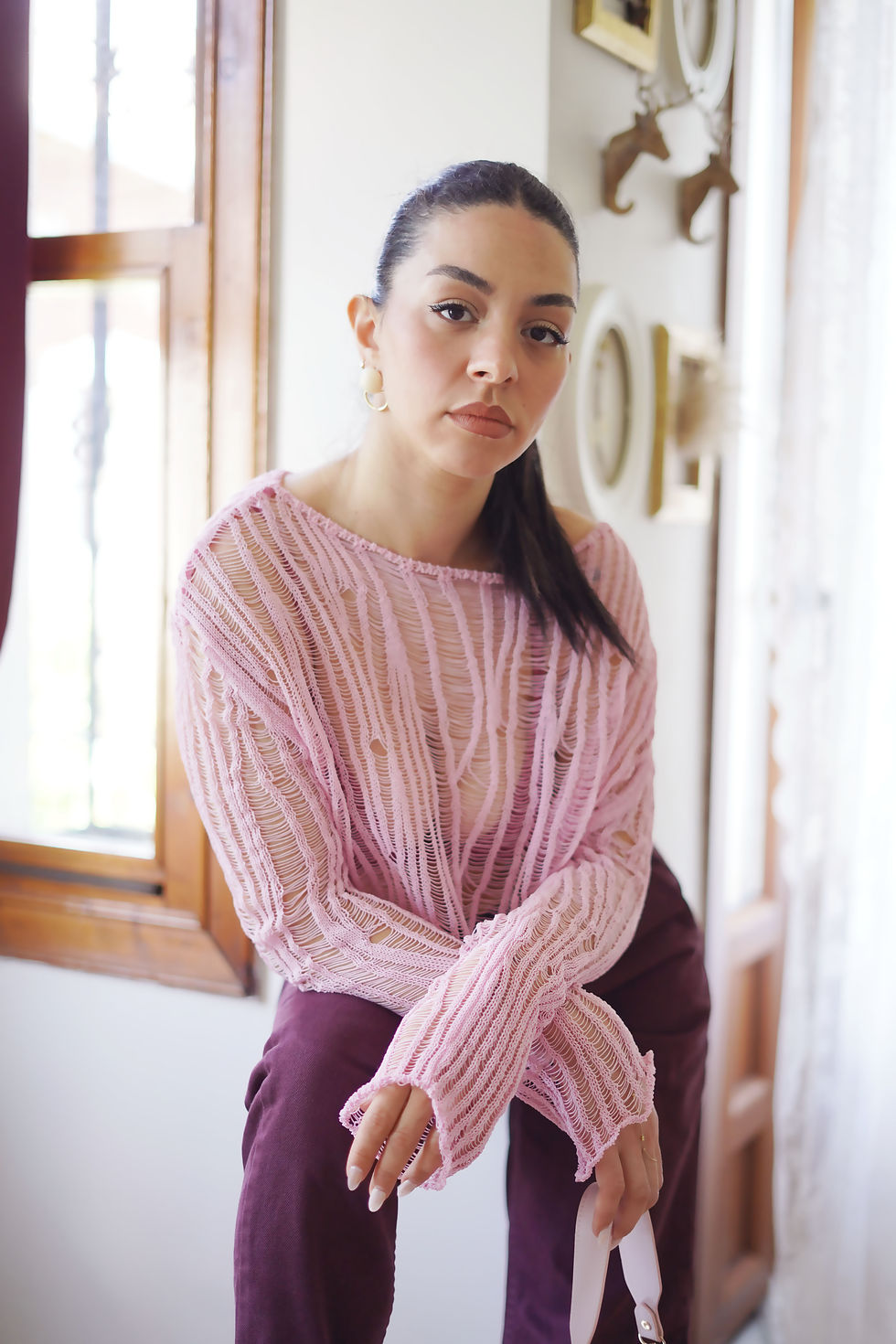 Açık pembe file kazak ve bordo pantolonla hazırlanmış feminen kadın butik kombini.