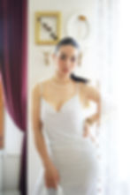 Beyaz puantiyeli degaje yaka ip askılı elbise ve zarif aksesuarlarla hazırlanmış feminen kadın butik kombini.