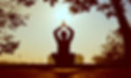 donna che fa yoga all'alba