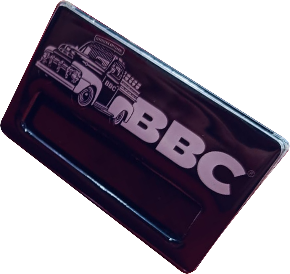 Pin en acrílico transparente mostrando el logo de la marca BBC (Bogotá Beer Company).