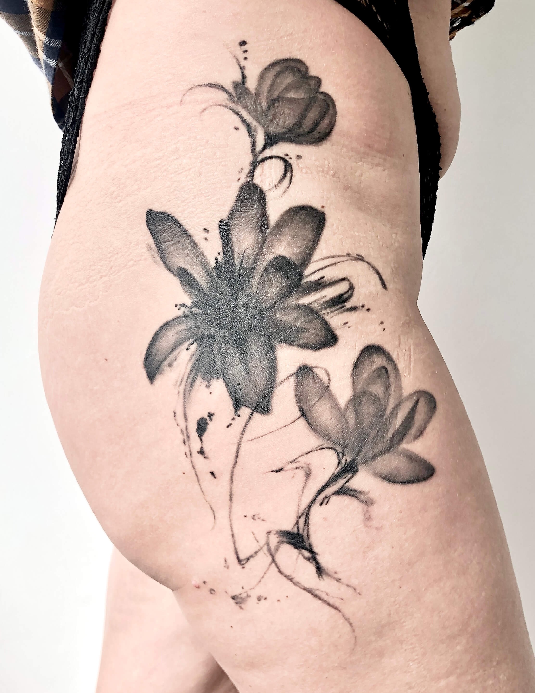 tatouage fleur sur les hanches fait à bordeaux en gironde