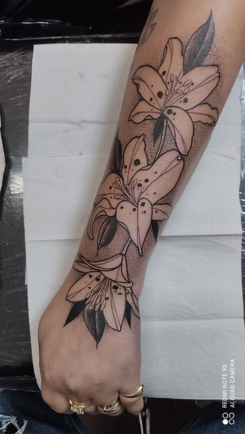 tatouage fleur de magnolia sur le bras fait à bordeaux en gironde
