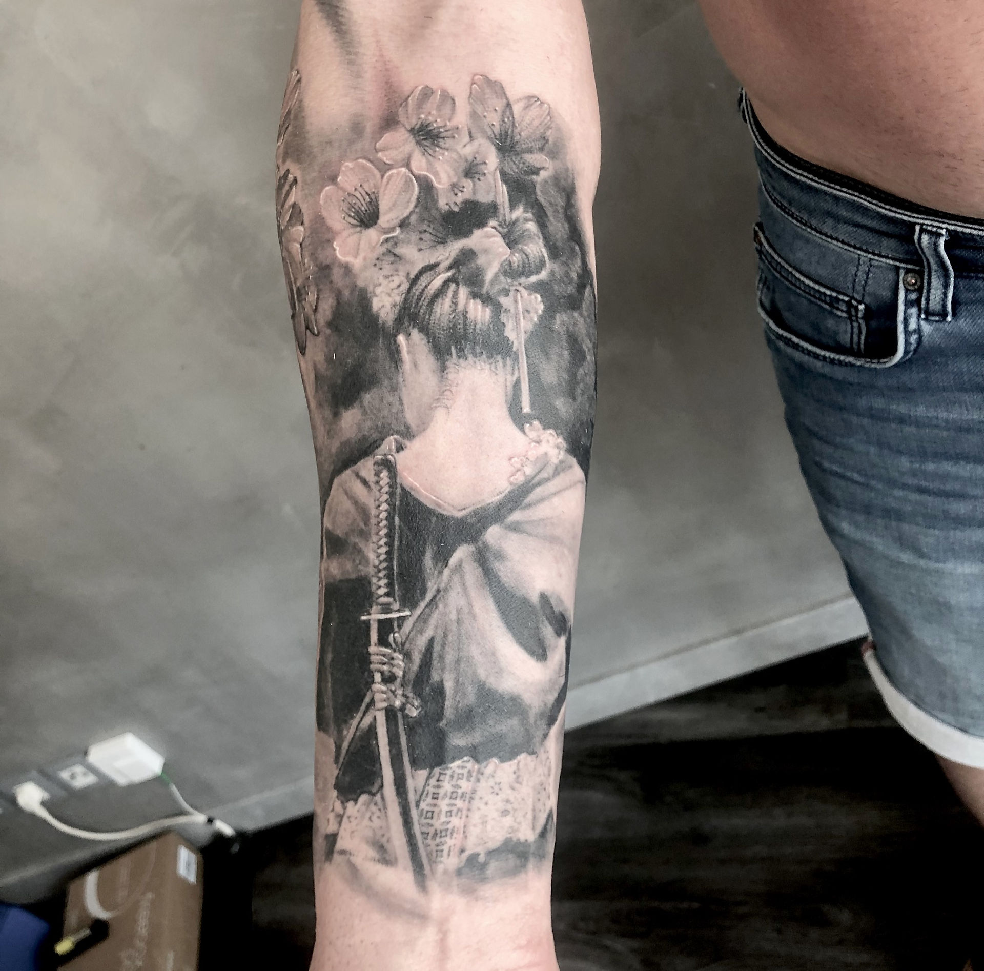 tatouage réaliste d'une geisha sur le bras d'un homme réalisé à bordeaux