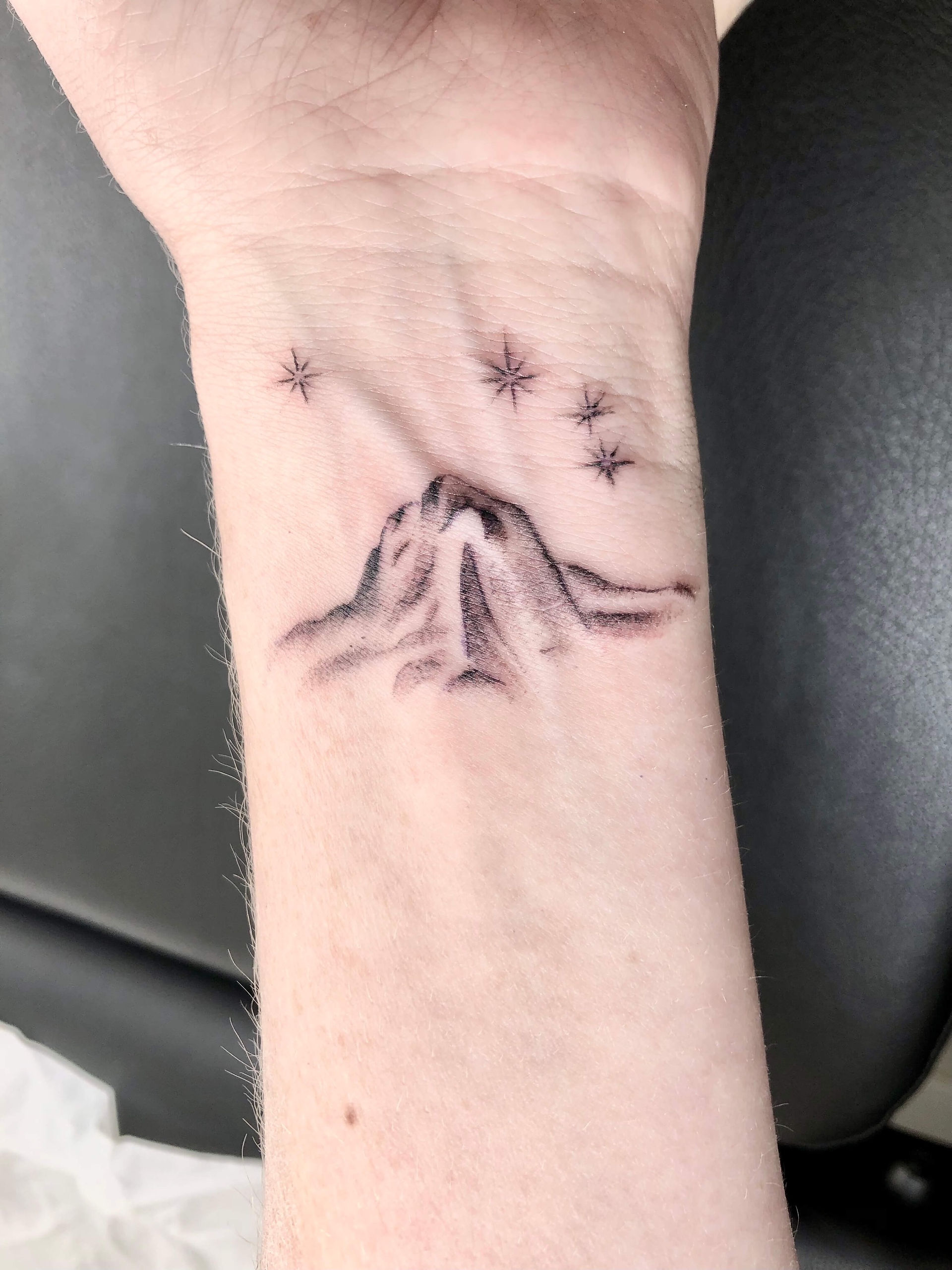 tatouage de montagne minimaliste sur le poignet fait à bordeaux en gironde
