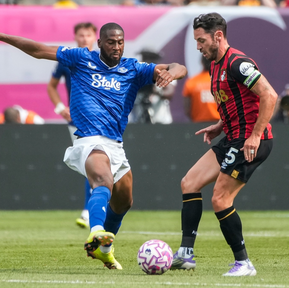 Beto battling Adam Smith in the 2025 Premier League Summer Series match between Everton and Bournemouth at MetLife Stadium