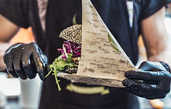 Culinair Slovenië & zijn foodfestivals - Chef serving vegetarian salmon burgers outdoor on open kitchen, odprta kuhna, internationa