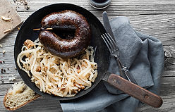 Culinait Slovenië - Bloody sausage morcilla and stewed sour turnip close up. Traditional Slovenian dish with r