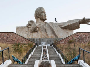 Ricostruire un codice: 8 cartoline di architetture sovietiche