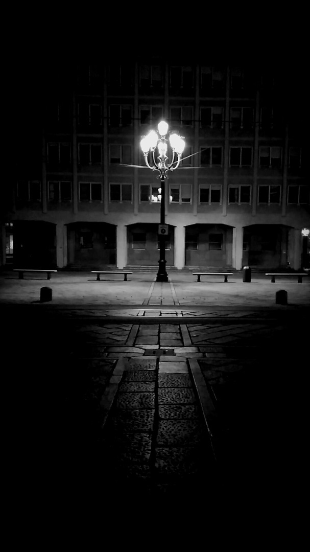 Zetaesse, Gianluca Colitta, Pocket Foto. Una raccolta di scatti che - attraverso la mediazione dello smartphone - registra lo straniamento del passeggiatore contemporaneo di fronte alla città