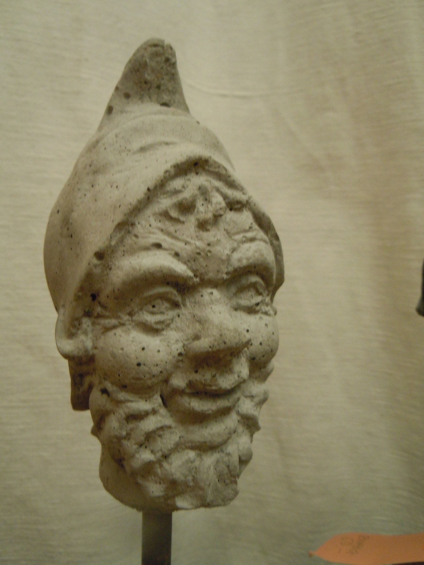 Zwergenkopf auf Betonsockel