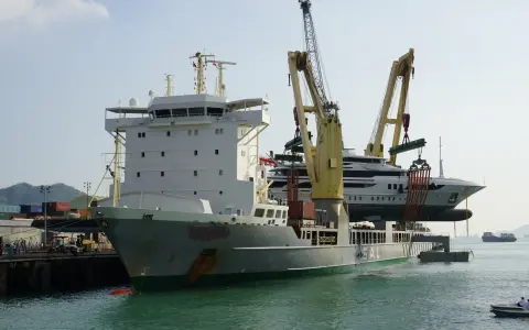 Carico yacht su nave — 4Landing trasporto imbarcazioni