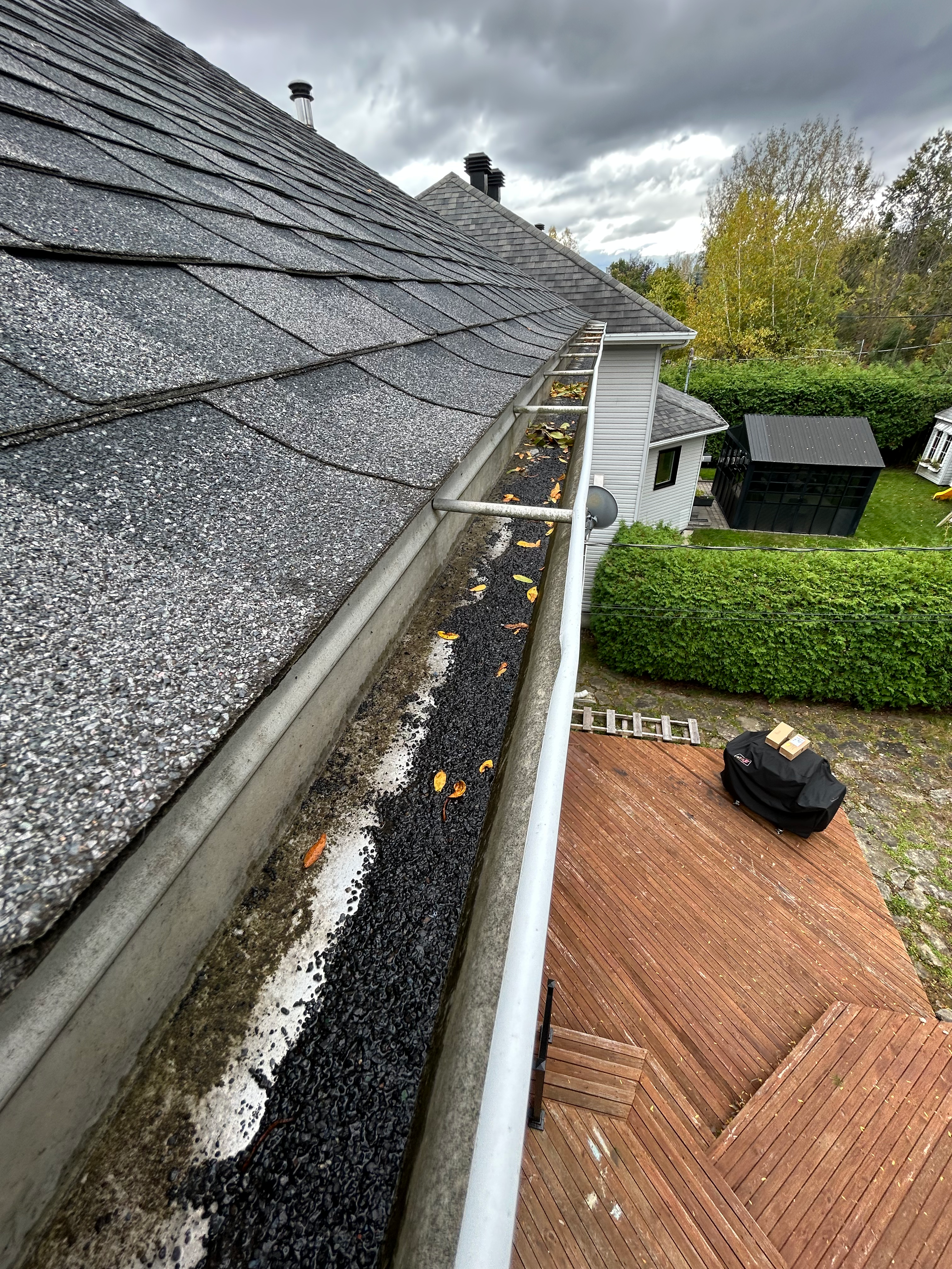 Gouttière avant nettoyage par Nettoyage Rive-Nord