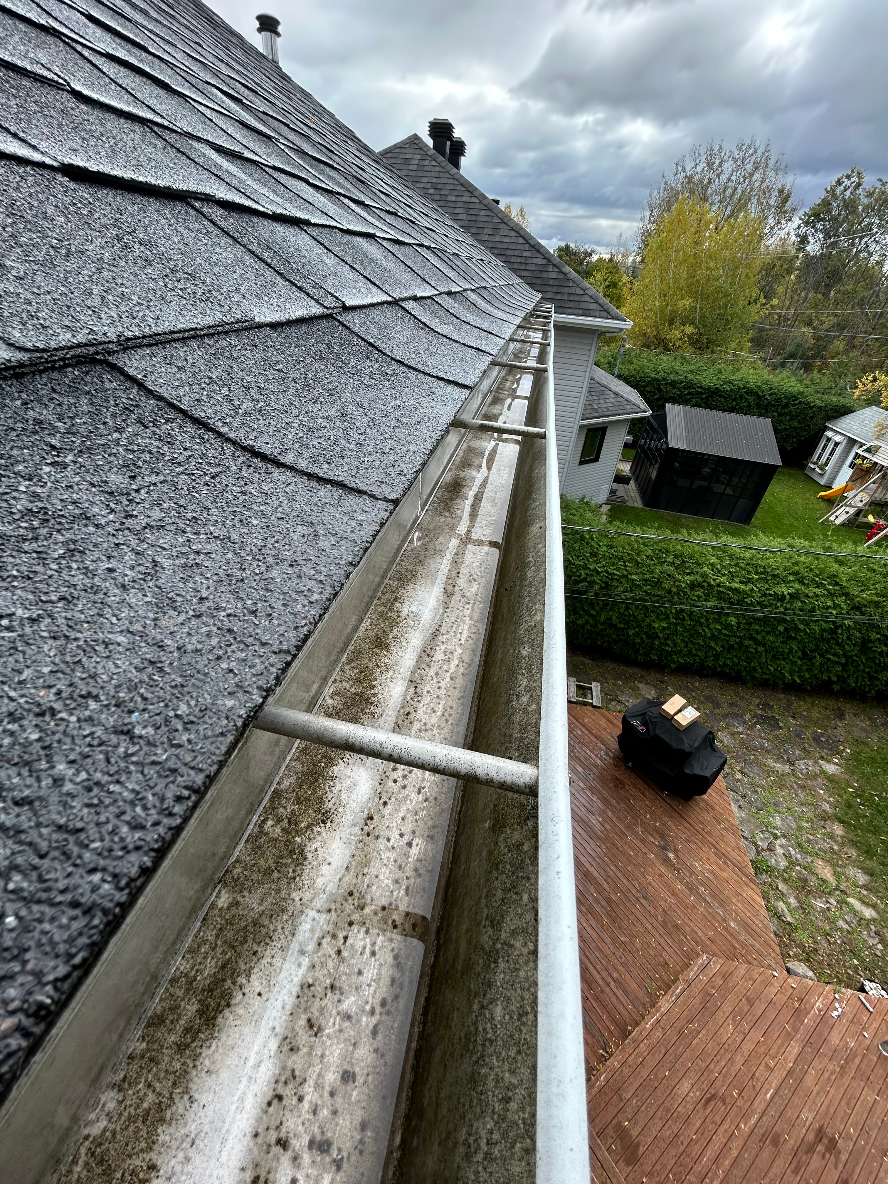 Gouttière après nettoyage par Nettoyage Rive-Nord