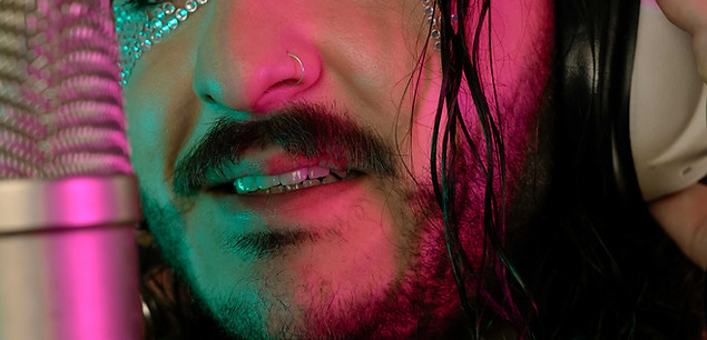 cantante davanti a microfono per videoclip musicale